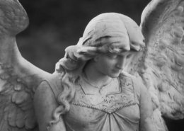 Memorial angel statue